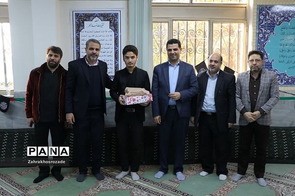 محفل انس با قران کریم و تقدیر از برگزیدگان مسابقات قرآنی‌ در ناحیه 2 شهرری