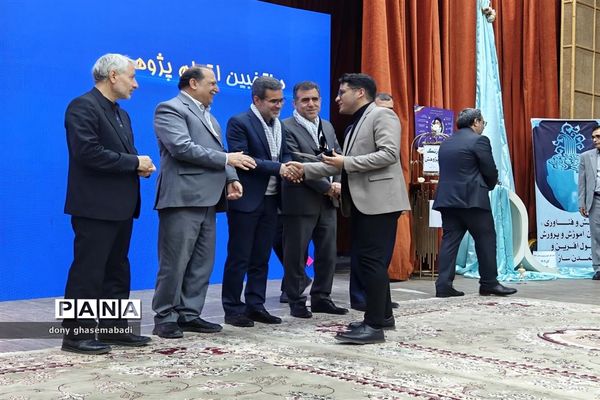 نواختن زنگ پژوهش و تجلیل از پژوهشگران برتر استان کرمانشاه