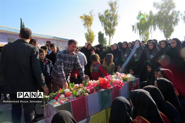 حضور پرشور دانش‌آموزان و فرهنگیان ششده و قره بلاغ در تشییع شهید گمنام