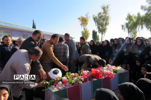 حضور پرشور دانش‌آموزان و فرهنگیان ششده و قره بلاغ در تشییع شهید گمنام