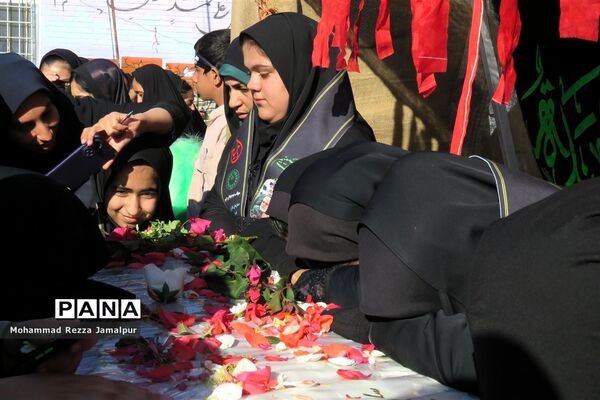حضور پرشور دانش‌آموزان و فرهنگیان ششده و قره بلاغ در تشییع شهید گمنام