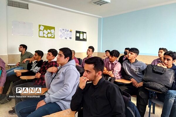 کارگاه هلال‌احمر ویژه دانش‌آموزان در دبیرستان ابن‌سینا رودهن