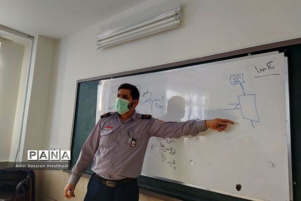 کارگاه هلال‌احمر ویژه دانش‌آموزان در دبیرستان ابن‌سینا رودهن