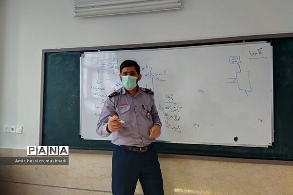 کارگاه هلال‌احمر ویژه دانش‌آموزان در دبیرستان ابن‌سینا رودهن