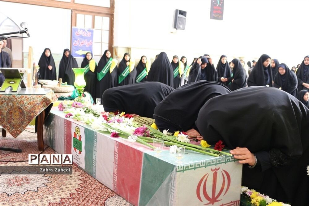 تشییع شهید گمنام در جمع دانش‌آموزان دهه هشتادی
