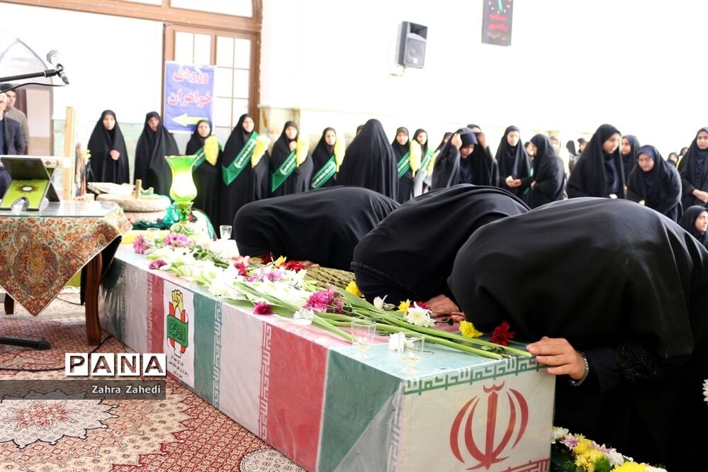 تشییع شهید گمنام در جمع دانش‌آموزان دهه هشتادی