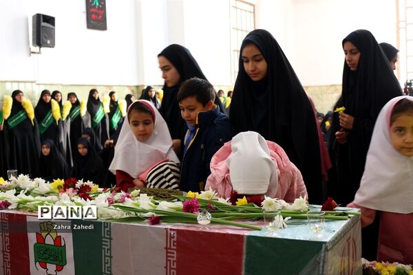 تشییع شهید گمنام در جمع دانش‌آموزان دهه هشتادی