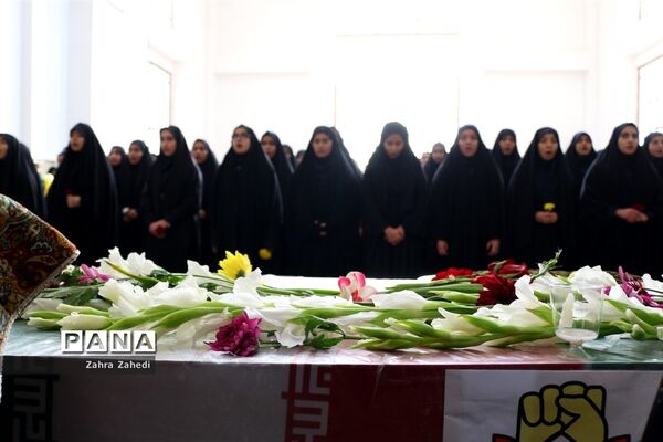 تشییع شهید گمنام در جمع دانش‌آموزان دهه هشتادی