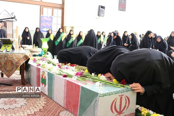 تشییع شهید گمنام در جمع دانش‌آموزان دهه هشتادی
