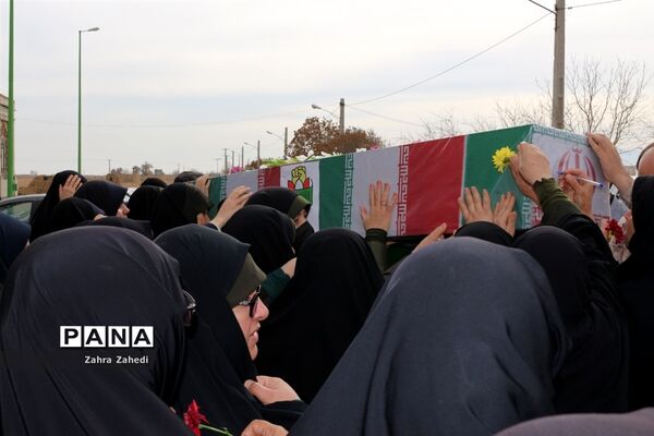 تشییع شهید گمنام در جمع دانش‌آموزان دهه هشتادی