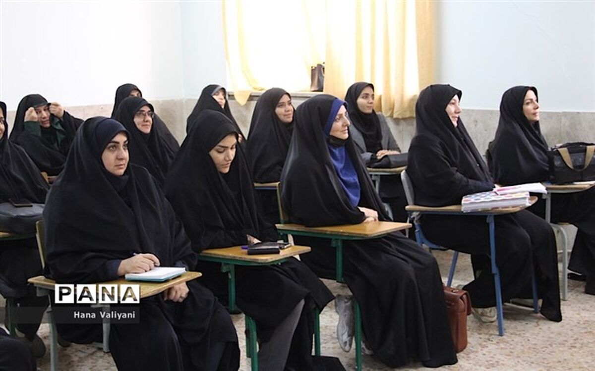 معلمان ‌پشت نیمکت‌‌ می‌نشینند؛ معلم به‌روز نقطه شروع تحول
