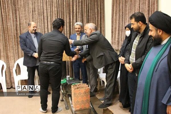 مراسم تجلیل از دانشجویان رتبه برتر کنکور سراسری در دفتر امام جمعه بخش رودهن