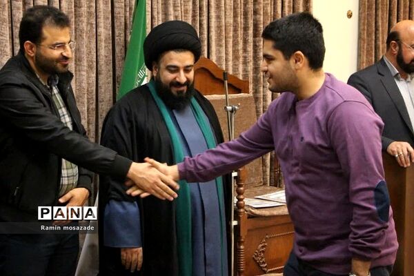 مراسم تجلیل از دانشجویان رتبه برتر کنکور سراسری در دفتر امام جمعه بخش رودهن