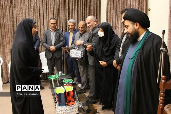 مراسم تجلیل از دانشجویان رتبه برتر کنکور سراسری در دفتر امام جمعه بخش رودهن