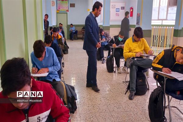 دومین آزمون پایش هماهنگ قطبی درس ریاضی در دبیرستان نمونه آیت الله خامنه‌ای کاشمر
