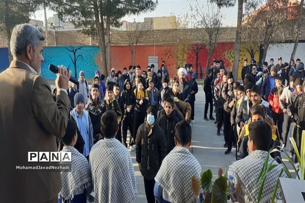 حضور صمیمی نماینده ترشیز کهن به همراه مدیر آموزش و پرورش در دبیرستان آیت الله خامنه‌ای خلیل  آباد
