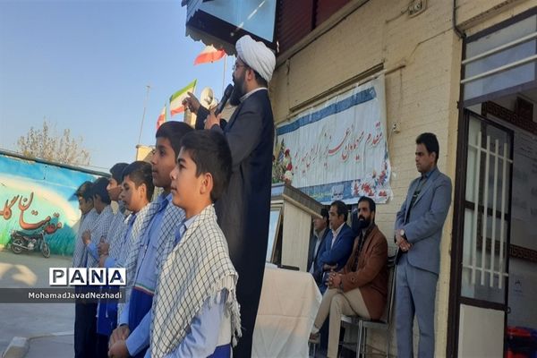 حضور صمیمی نماینده ترشیز کهن به همراه مدیر آموزش و پرورش در دبیرستان آیت الله خامنه‌ای خلیل  آباد