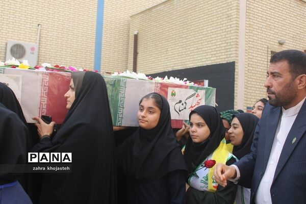 دانش‌آموزان بوشهری با شهید گمنام وداع کردند