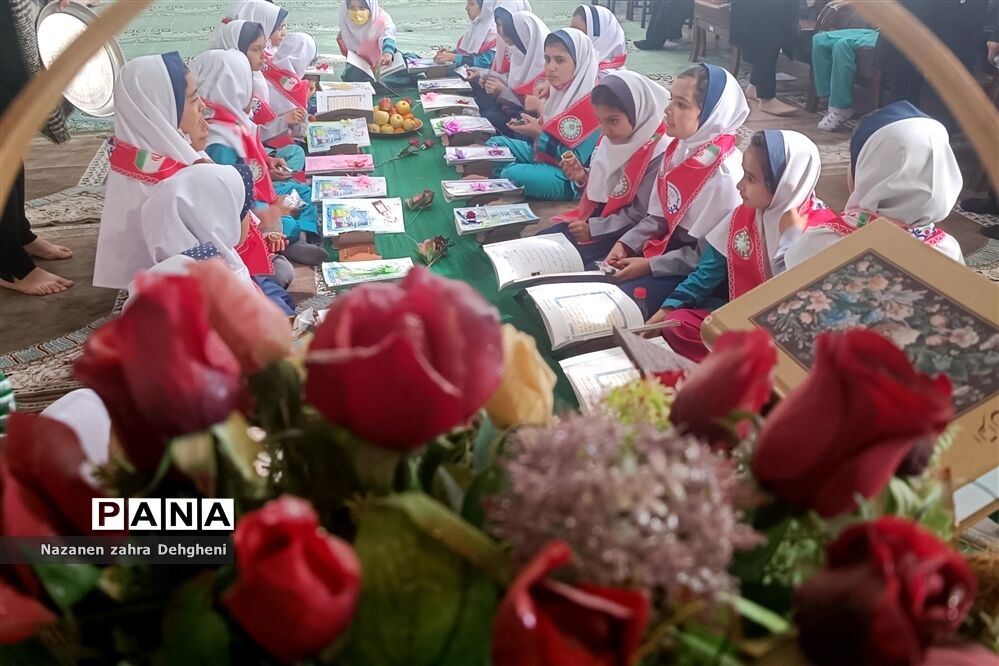 جشن سی و سه روزه قرآن کریم برای پایه سوم ابتدایی در دبستان خدیجه کبری(س)