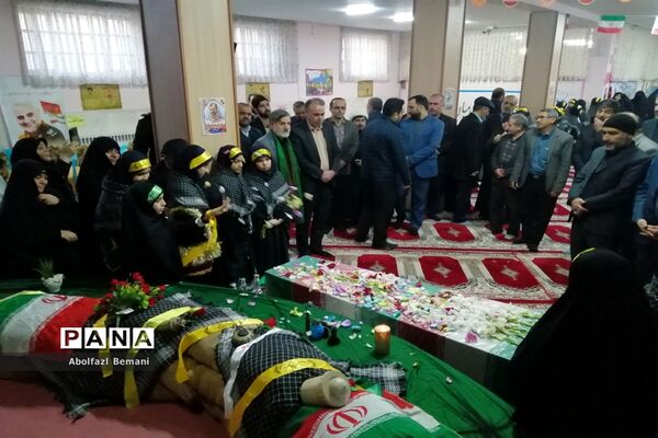 استقبال از پیکر مطهر شهید گمنام در مدرسه شاهد مریم قم