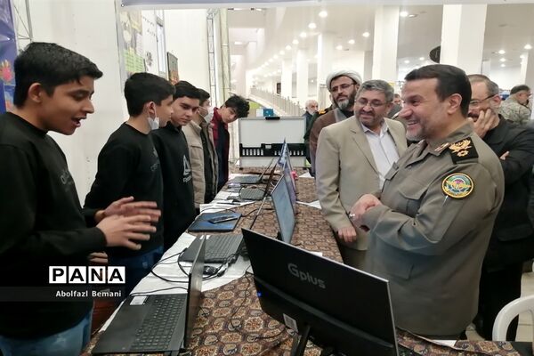 بازدیدرئیس بنیاد حفظ آثار و نشر ارزش‌های دفاع مقدس از تولیدات فناورانه دانش‌آموزان در قم