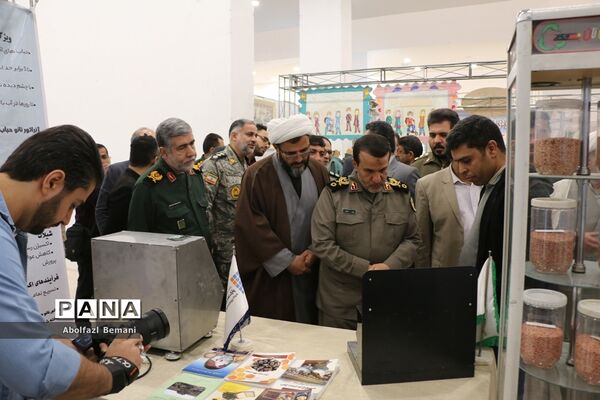 بازدیدرئیس بنیاد حفظ آثار و نشر ارزش‌های دفاع مقدس از تولیدات فناورانه دانش‌آموزان در قم