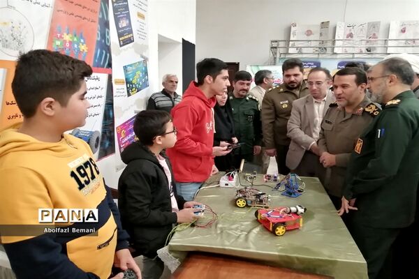 بازدیدرئیس بنیاد حفظ آثار و نشر ارزش‌های دفاع مقدس از تولیدات فناورانه دانش‌آموزان در قم