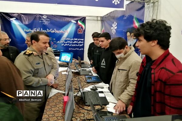 بازدیدرئیس بنیاد حفظ آثار و نشر ارزش‌های دفاع مقدس از تولیدات فناورانه دانش‌آموزان در قم