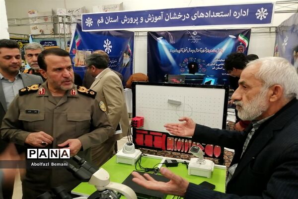بازدیدرئیس بنیاد حفظ آثار و نشر ارزش‌های دفاع مقدس از تولیدات فناورانه دانش‌آموزان در قم