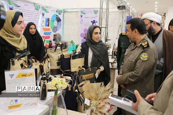 بازدیدرئیس بنیاد حفظ آثار و نشر ارزش‌های دفاع مقدس از تولیدات فناورانه دانش‌آموزان در قم