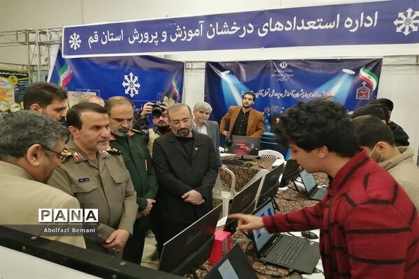 بازدیدرئیس بنیاد حفظ آثار و نشر ارزش‌های دفاع مقدس از تولیدات فناورانه دانش‌آموزان در قم
