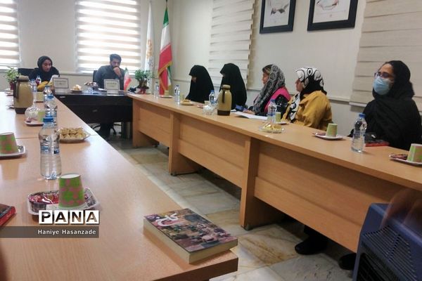 نقدو بررسی کتاب کاخ در فرهنگسرای ایثار اندیشه