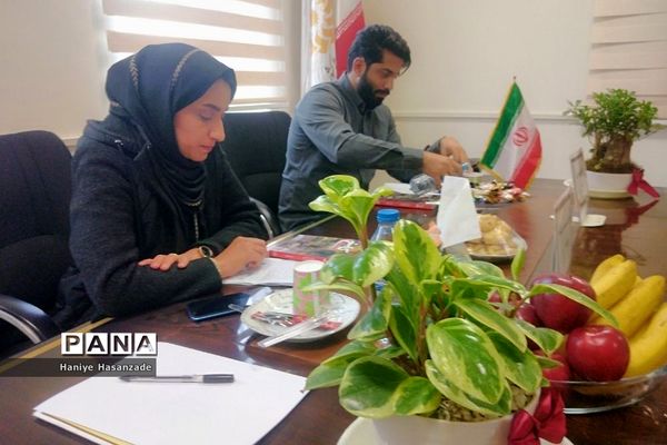 نقدو بررسی کتاب کاخ در فرهنگسرای ایثار اندیشه