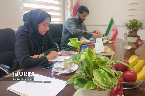 نقدو بررسی کتاب کاخ در فرهنگسرای ایثار اندیشه