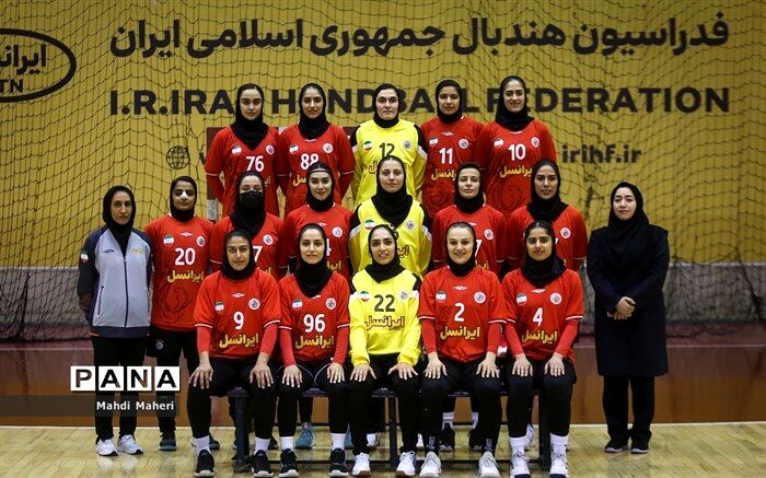 صف‌آرایی بانوان هندبالیست ایران مقابل قزاقستان