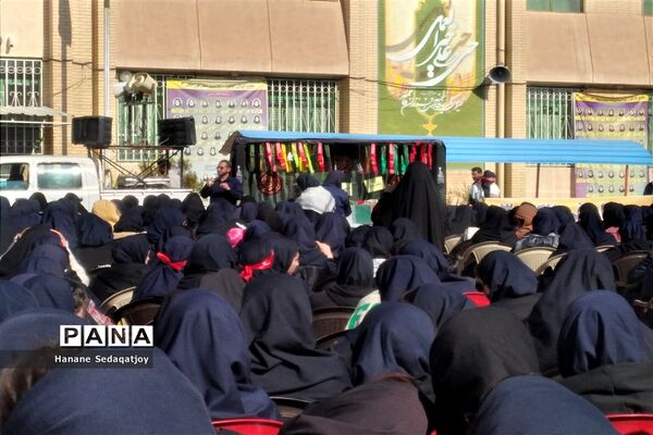 دبیرستان دخترانه فرزانگان 3 ناحیه 3 شیراز میزبان شهید گمنام شد