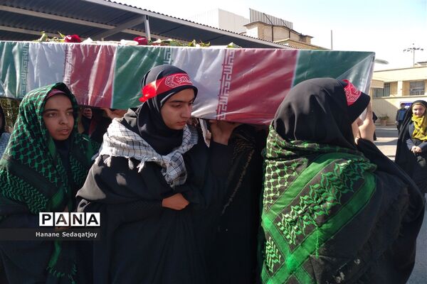 دبیرستان دخترانه فرزانگان 3 ناحیه 3 شیراز میزبان شهید گمنام شد