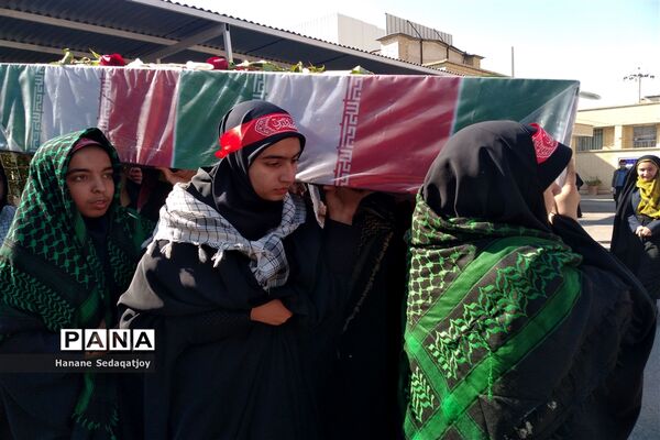 دبیرستان دخترانه فرزانگان 3 ناحیه 3 شیراز میزبان شهید گمنام شد