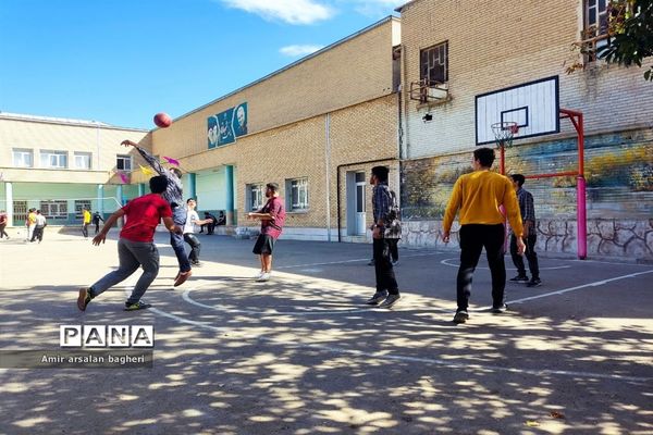 برگزاری المپیاد ورزشی درون مدرسه‌ای در دبیرستان نمازی