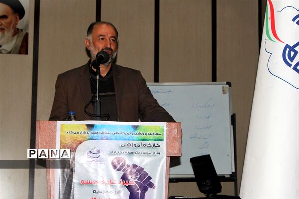 کارگاه آموزشی طرح هر مدرسه یک خبرنگار  ویژه مدارس دخترانه مقطع متوسطه آموزش و پرورش منطقه۴
