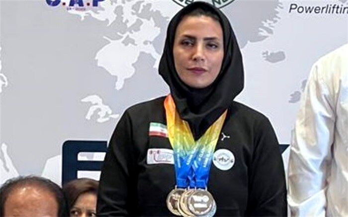 نشان نقره پاورلیفتینگ ‌آسیا‌ ‌بر گردن بانوی ایرانی