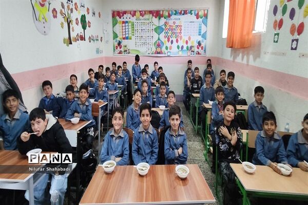 نذری دانش‌آموزی به‌مناسبت شهادت حضرت زهرا(س) در مدرسه ابتدایی امام حسین ملارد