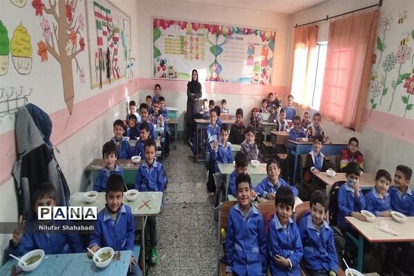 نذری دانش‌آموزی به‌مناسبت شهادت حضرت زهرا(س) در مدرسه ابتدایی امام حسین ملارد