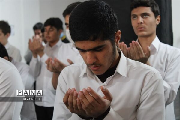 نمازی با دانش‌آموزان آموزشگاه امام علی (ع) ناحیه یک بهارستان
