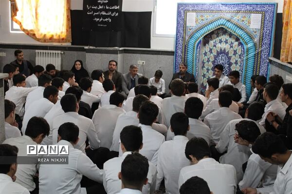 نمازی با دانش‌آموزان آموزشگاه امام علی (ع) ناحیه یک بهارستان