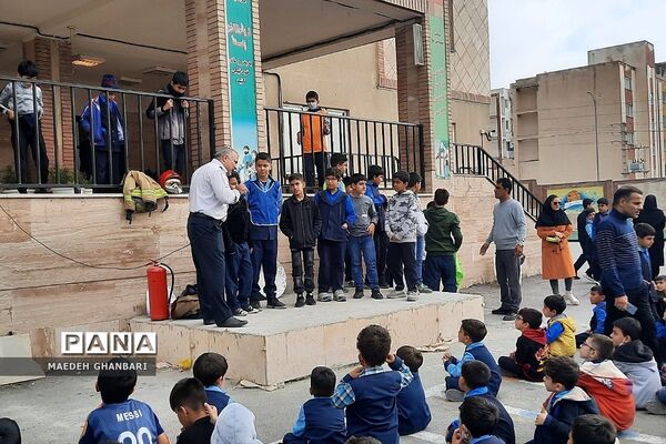 آموزش‌های حریق آتش در مدرسه سردار شهید  همدانی ۱ شهرستان پردیس