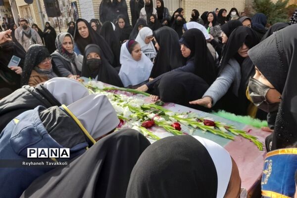 حماسه بی‌بدیل دانش‌آموزان شهرستان آباده در تشییع پیکر مطهر شهید گمنام