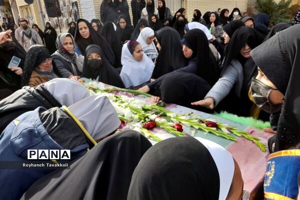 حماسه بی‌بدیل دانش‌آموزان شهرستان آباده در تشییع پیکر مطهر شهید گمنام