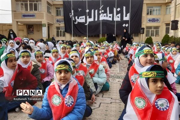 حماسه بی‌بدیل دانش‌آموزان شهرستان آباده در تشییع پیکر مطهر شهید گمنام