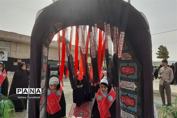 حماسه بی‌بدیل دانش‌آموزان شهرستان آباده در تشییع پیکر مطهر شهید گمنام